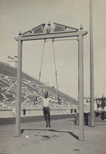 Ο αθλητής Hermann Weingartner, τρίτος στους κρίκους Λεύκωμα Πρώτων Ολυμπιακών Αγώνων 1896 Φωτογράφος: Albert Meyer Ιστορικά Αρχεία Μουσείου Μπενάκη 