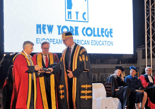 Από αριστερά: Σταύρος Λεκκάκος, Πρόεδρος της MIG, Ηλίας Φούτσης, Πρόεδρος και Ιδρυτής του Εκπαιδευτικού Ομίλου New York College, Κόμης του St. Andrews, Καγκελάριος του Πανεπιστημίου του Βοlton
