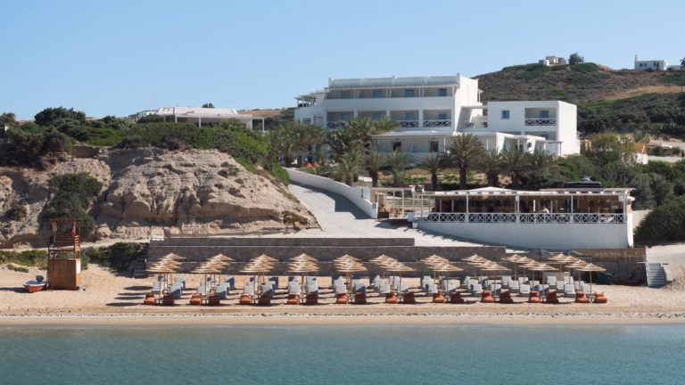 Το Golden Milos Beach House ανοίγει τη νέα καλοκαιρινή σεζόν την 1η Μαΐου